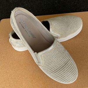 Skechers street shoes air cooled memory foam shoes. Size US  8